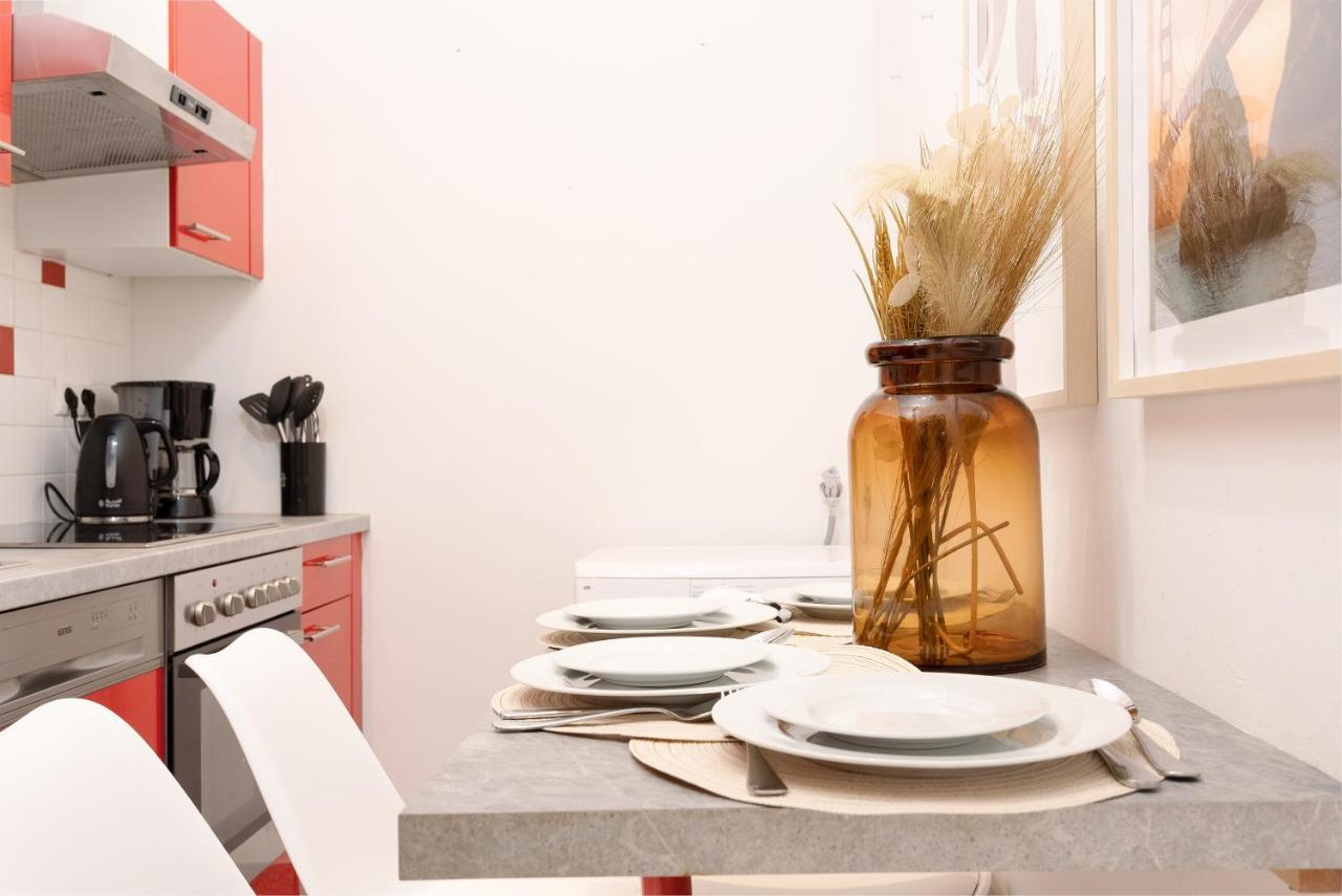 Designer Apartments, 2 Min To U1 Reumannplatz Apartment *