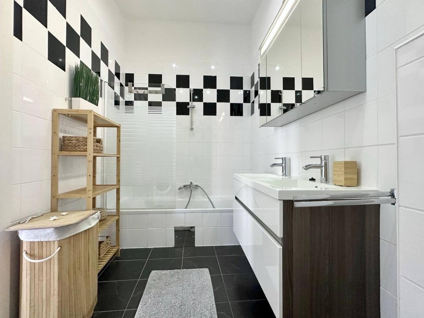 Designer Apartments, 2 Min To U1 Reumannplatz Apartment