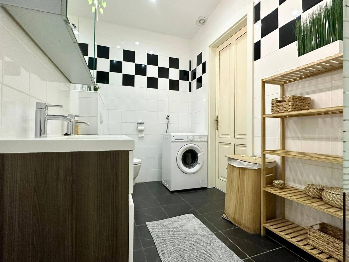 Designer Apartments, 2 Min To U1 Reumannplatz Apartment *
